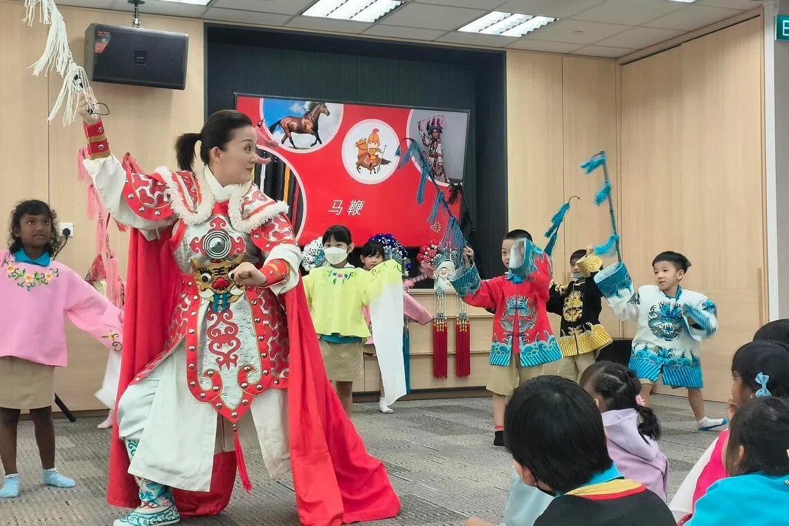 公众可在南华潮剧社于文Fun节嘉年华现场摊位试穿戏曲服装，学习基本身段动作，近距离接触传统戏曲艺术。（南华潮剧社提供）