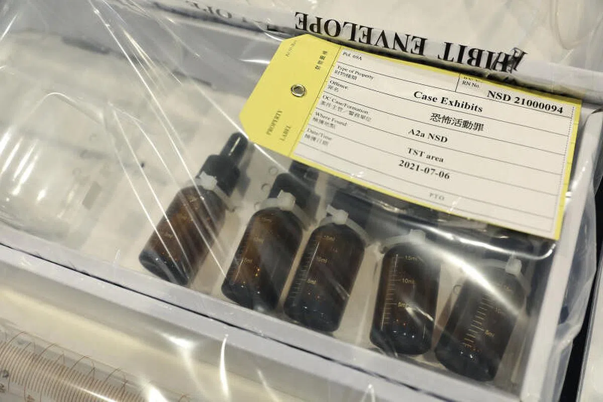 警方检获制造TATP炸药的仪器、小量炸药、制造土制炸弹的化工原料等证物。（香港中通社）
