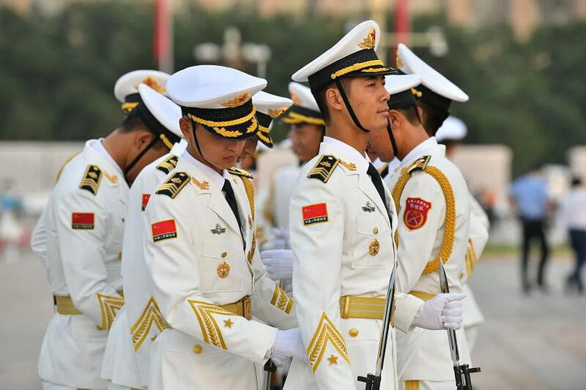 今天清晨，中国人民解放军仪仗队队员在庆祝大会现场整理服装。（ 新华社）