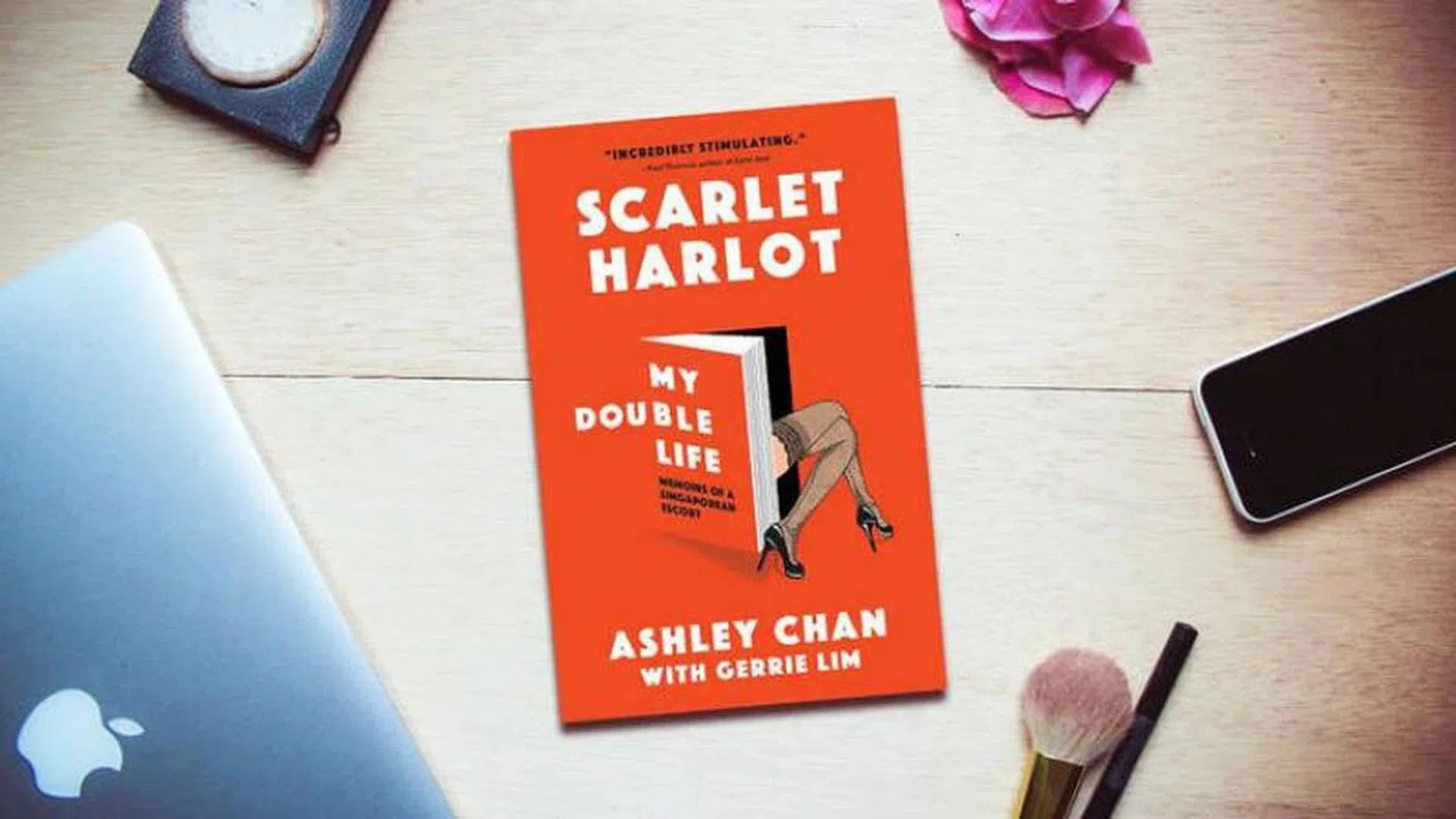 《绯红妓女：我的双重人生》（Scarlet Harlot: My Double Life）（Epigram Books）