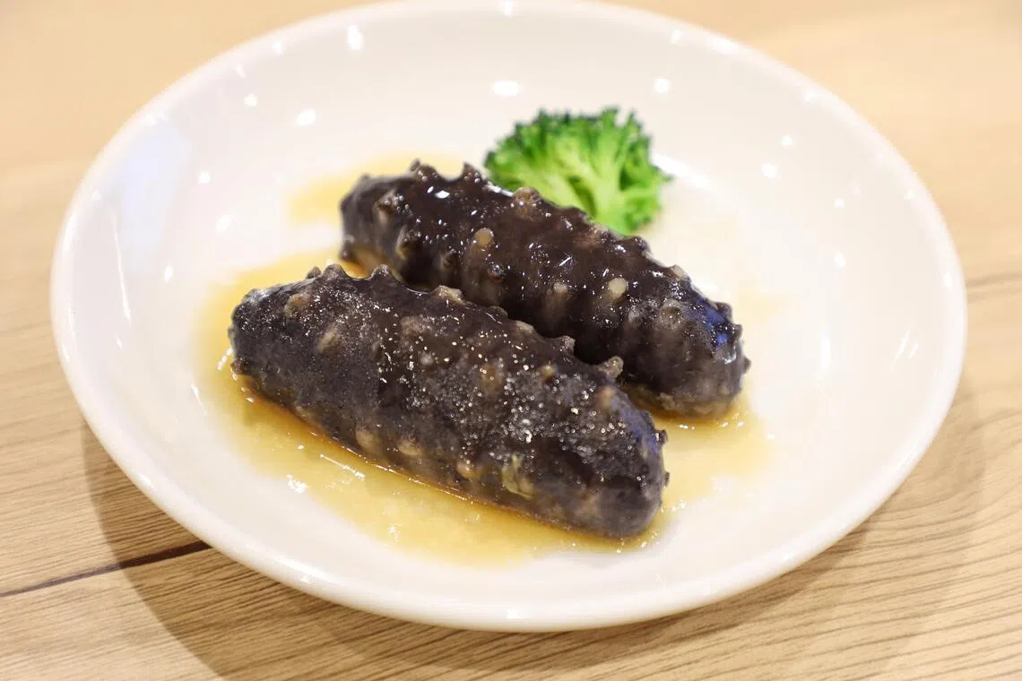 国大研究团在配方中加入绿茶茶多酚和铁保健品，让植物海参仿效真海参的色泽。这款植物海参吃起来顺滑有嚼劲，没有腥味。（游甯稀摄）