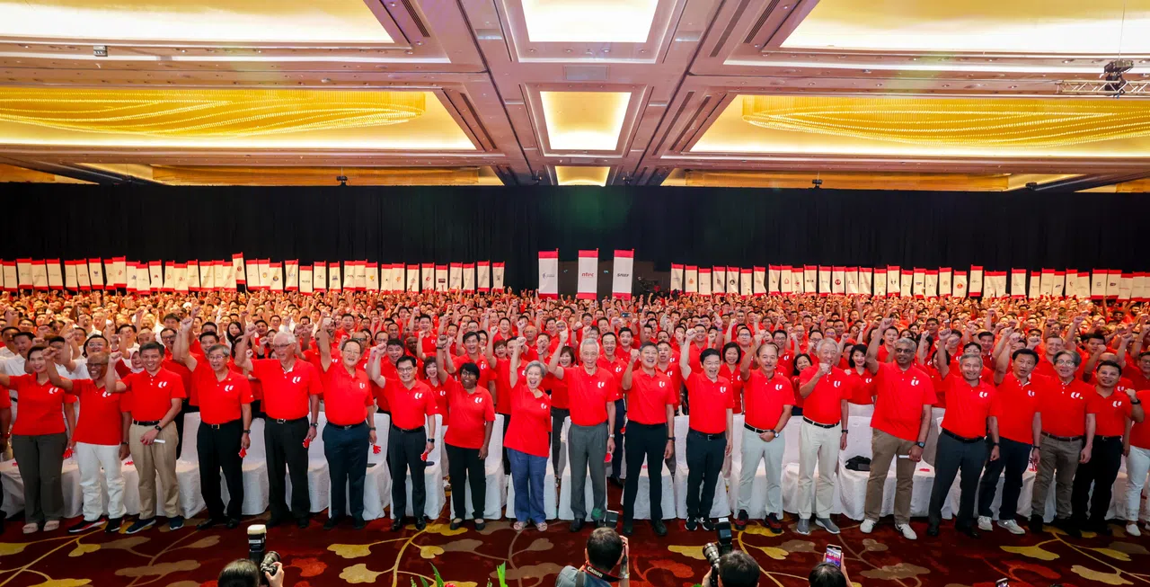 即将在5月15日交棒的李显龙总理（前排中），星期三（5月1日）最后一次以总理身份，出席五一劳动节集会。其他与会者包括：通讯及新闻部长兼内政部第二部长杨莉明（前排左起）、 社会及家庭发展部长兼卫生部第二部长马善高、教育部长陈振声、全国职工总会前秘书长林文兴、荣誉国务资政吴作栋、人力部长兼贸工部第二部长陈诗龙医生、副总理兼经济政策统筹部长王瑞杰、职总会长丹娜乐芝米、总理夫人何晶、职总秘书长黄志明、副总理兼财政部长黄循财、新加坡全国雇主联合会会长叶进国、国务资政兼国家安全统筹部长张志贤、职总财务秘书杜莱沙米、外交部长维文医生、卫生部长王乙康、职总前秘书长林瑞生，以及国家发展部长李智陞。大合照后方正中央的三面旗帜，分别是人力部（左起）、职总和雇联的旗帜，代表劳资政三方合作伙伴；左右两边则是职总附属工会、附属协会、社会企业和相关组织的会旗。（叶振忠摄）