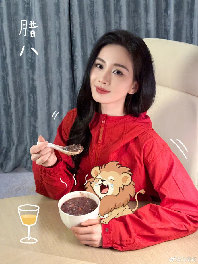 刘诗诗似乎懒理流言，晒美照写道：“过了腊八就是年啦，祝大家腊八节快乐，最近天气冷，记得喝粥暖暖胃。”（取自刘诗诗微博）