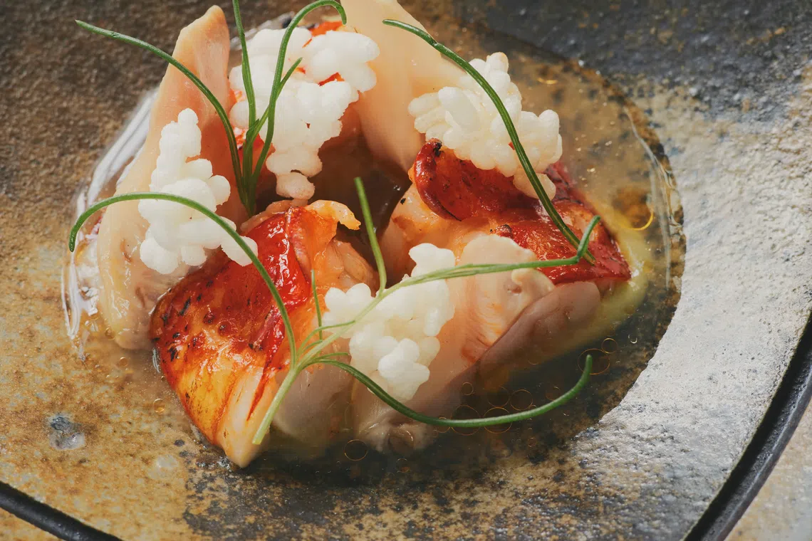 Zen餐馆的马龙螯虾搭配蛤蜊和姜汁高汤，味道清甜。（餐馆提供）