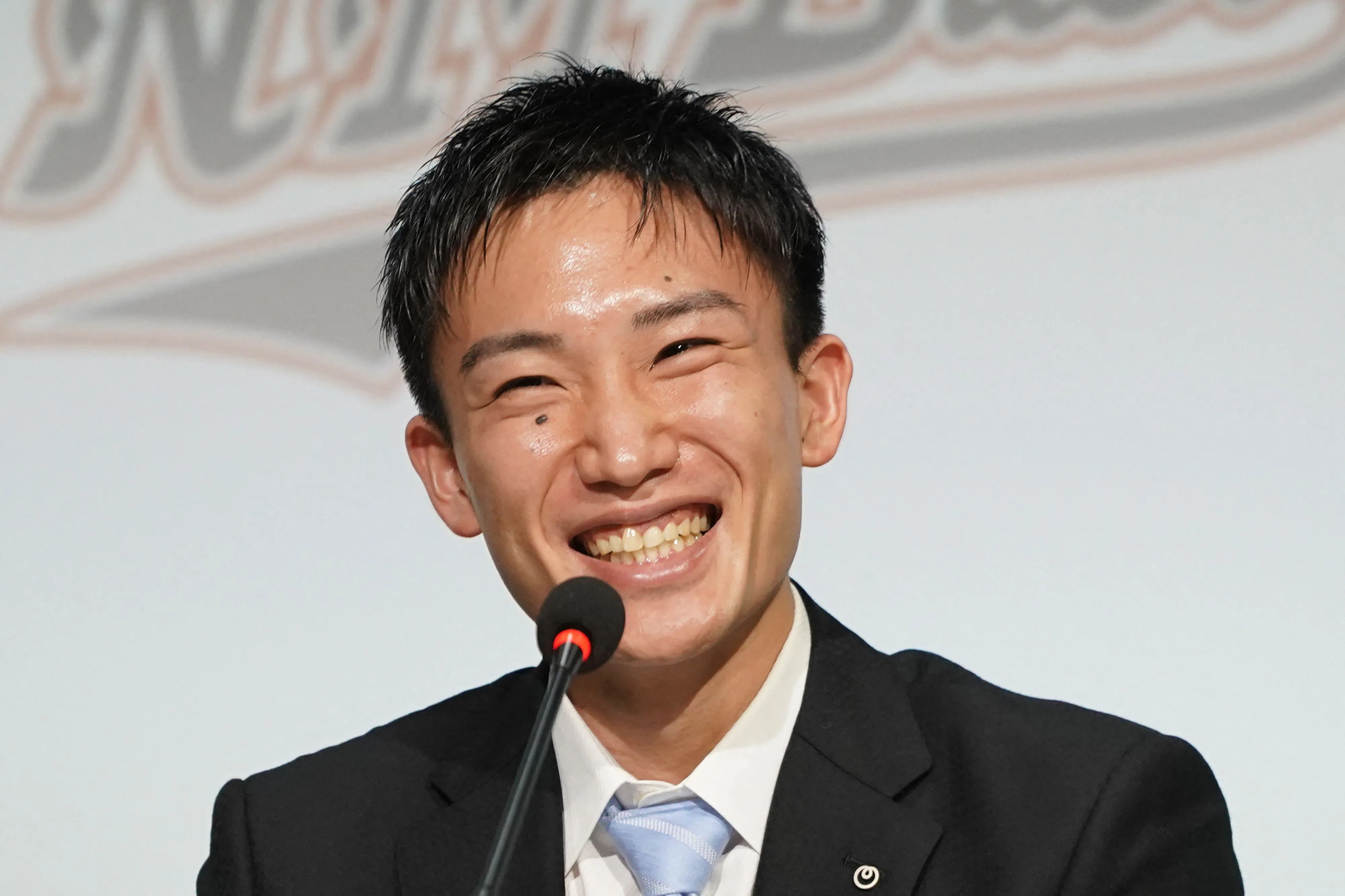 将满30岁的桃田贤斗在日本召开记者会宣布退役决定。（法新社）