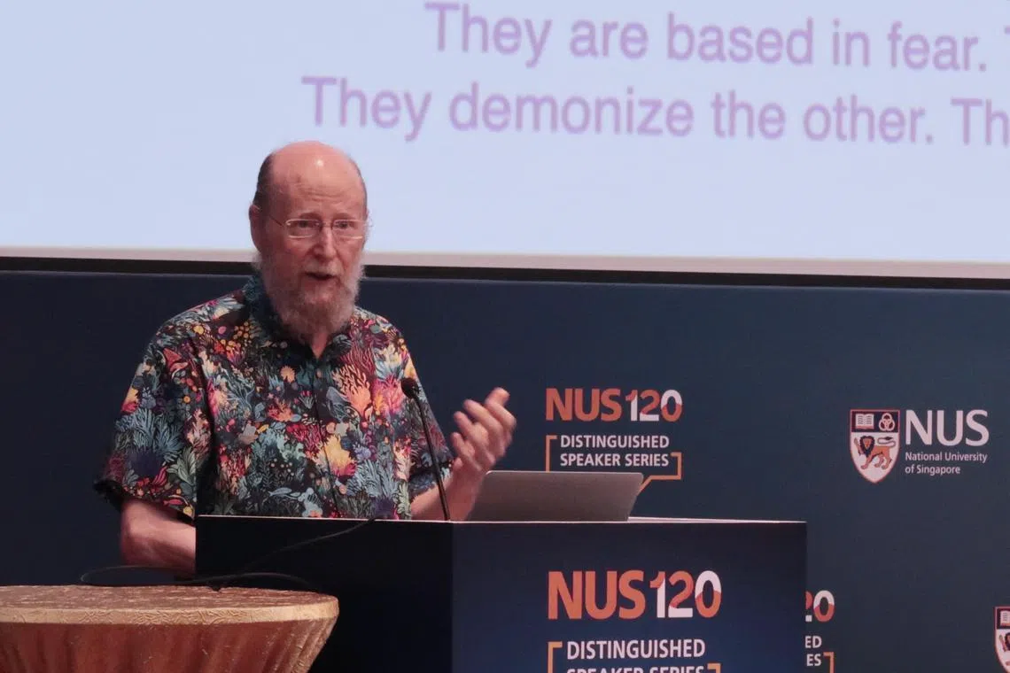 加拿大阿尔伯塔大学计算机科学教授萨顿，6月6日在新加坡国立大学演讲，现场观众近600名，另有4000多人在线上收看。（张俊摄）