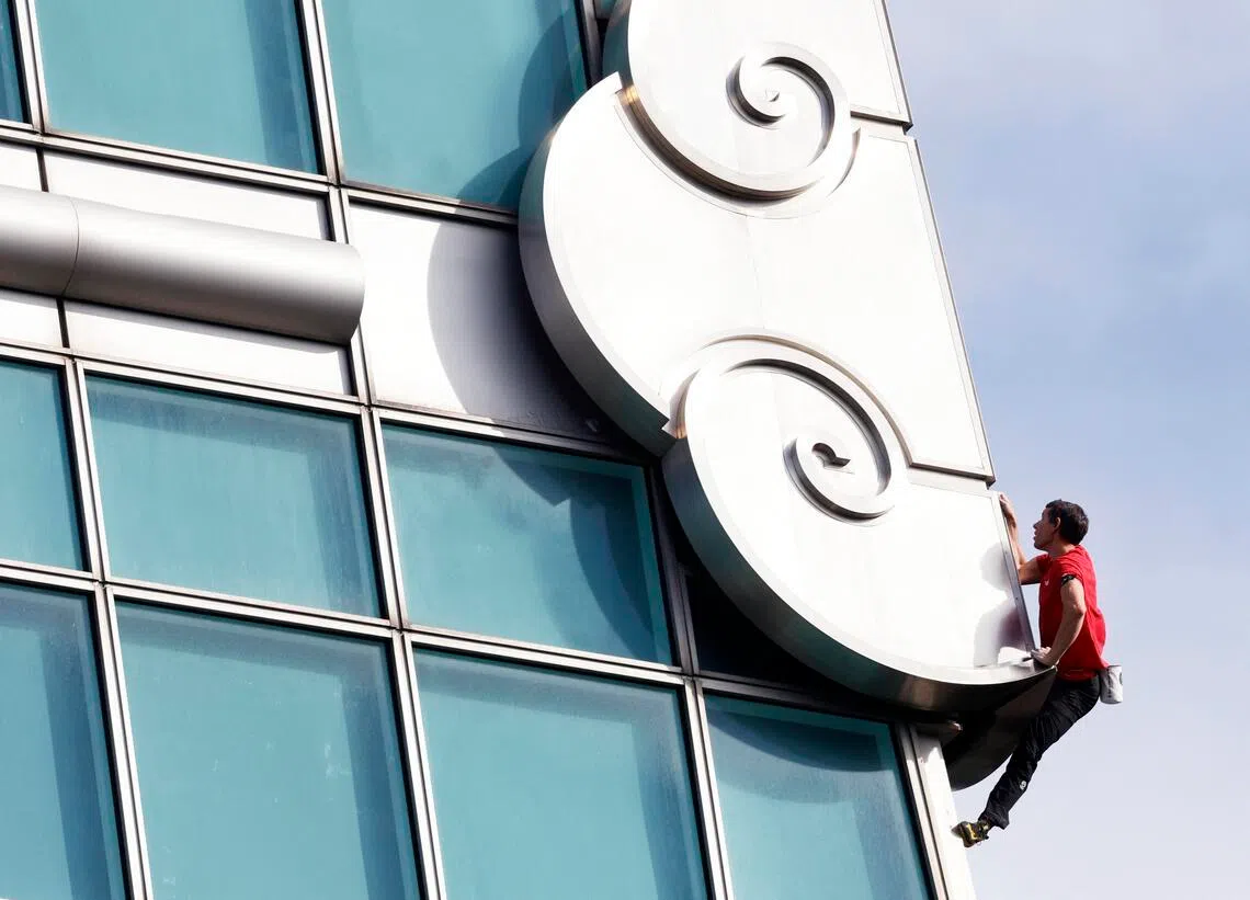 美国运动员霍诺德攀台北101成功登顶