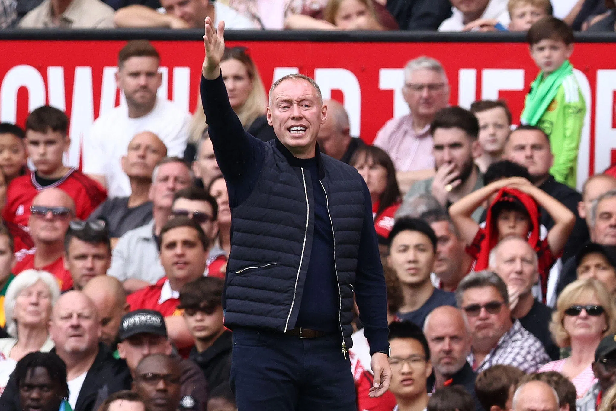 诺丁汉森林主帅库珀在场边指导球员。（法新社）