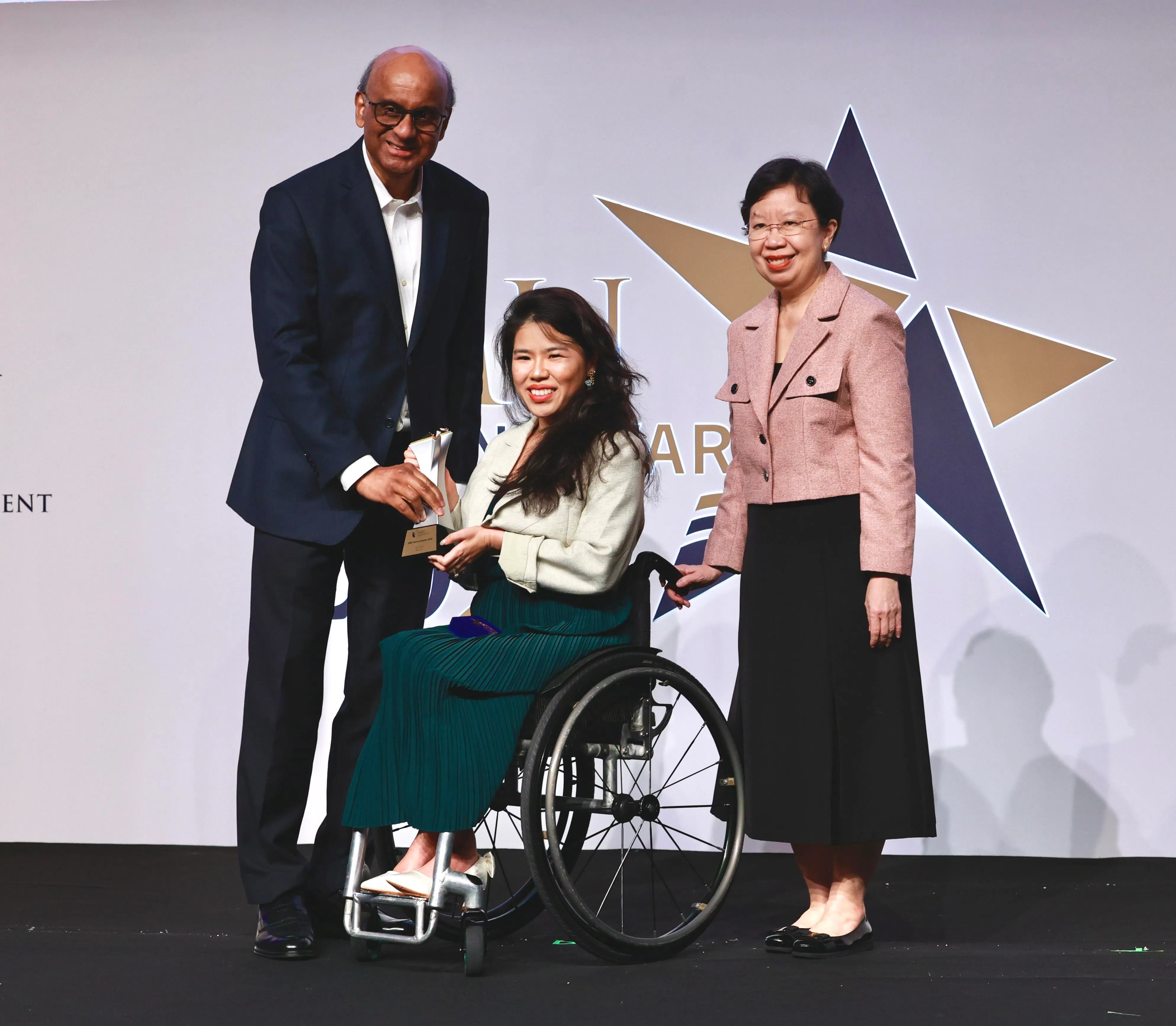 11月12日，总统尚达曼（左）和新大校长江莉莉（右）为叶品秀等新加坡管理大学首届杰出校友奖得主颁奖。（周国威摄）