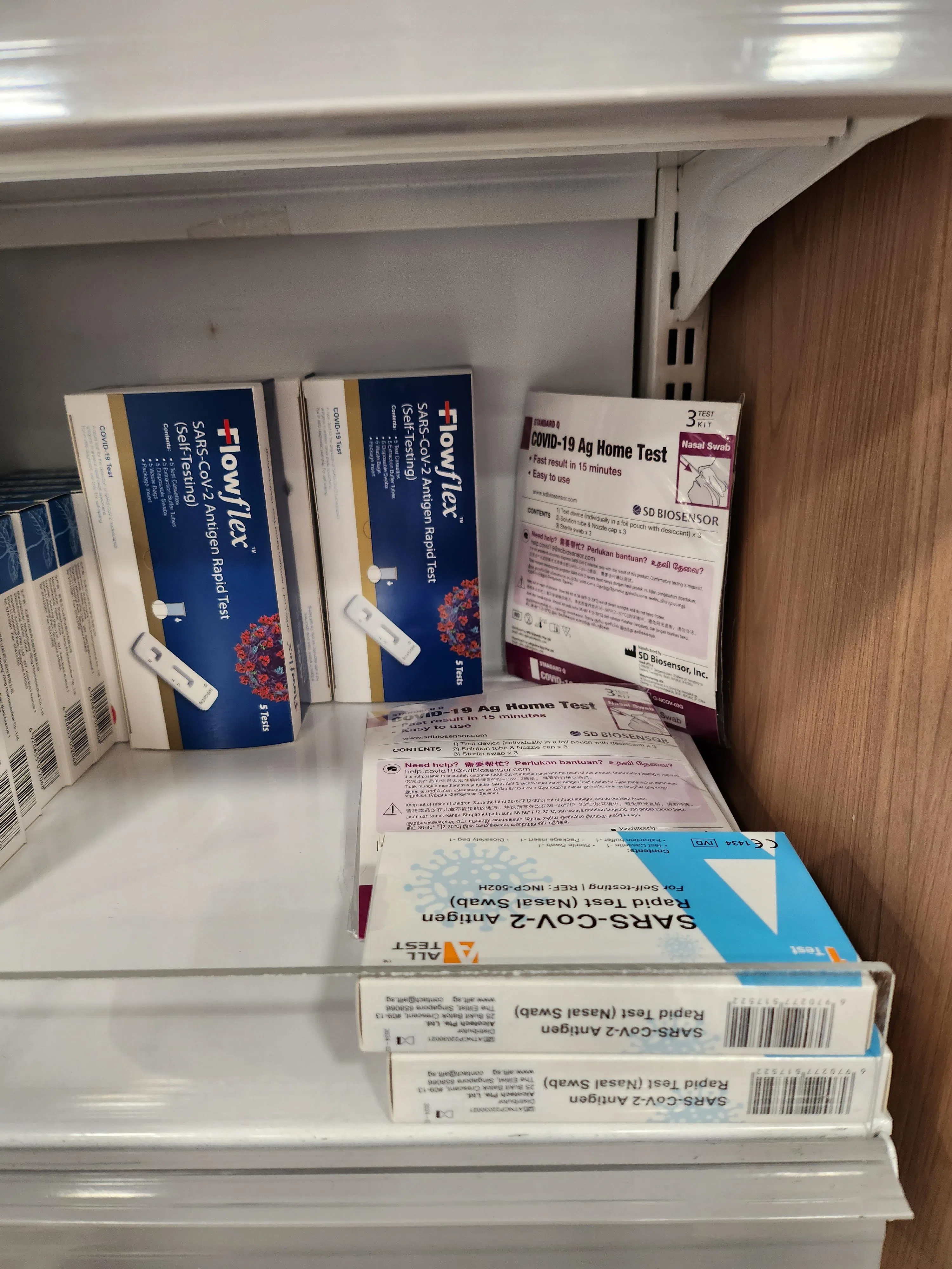 有药房店员透露，冠病抗原快速检测自检仪目前非常抢手，通常一进货，当天就会卖完。（林伟杰摄）