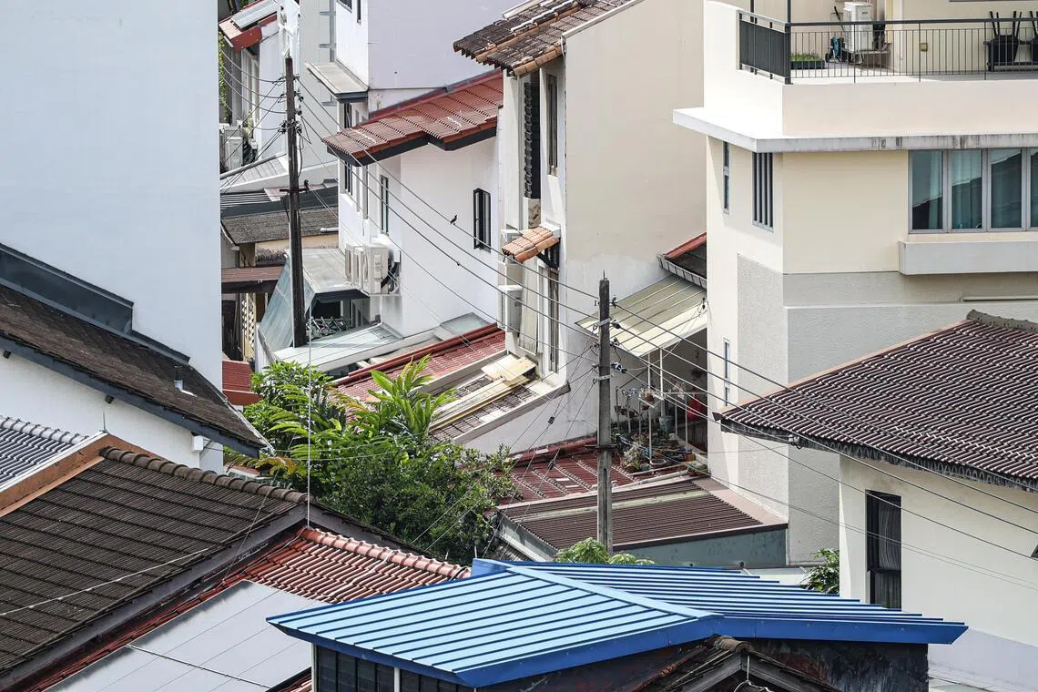 在汤申住宅区，仍可见由杆柱高高架起的电线，横跨街道和房屋，为家家户户提供电力。（关俊威摄）