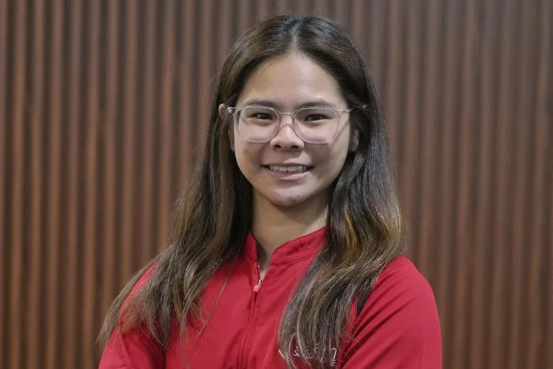 女子水球队队员林恺欣前后在两家加入卓越体育企业运动员网络的公司实习。（谢智扬摄）