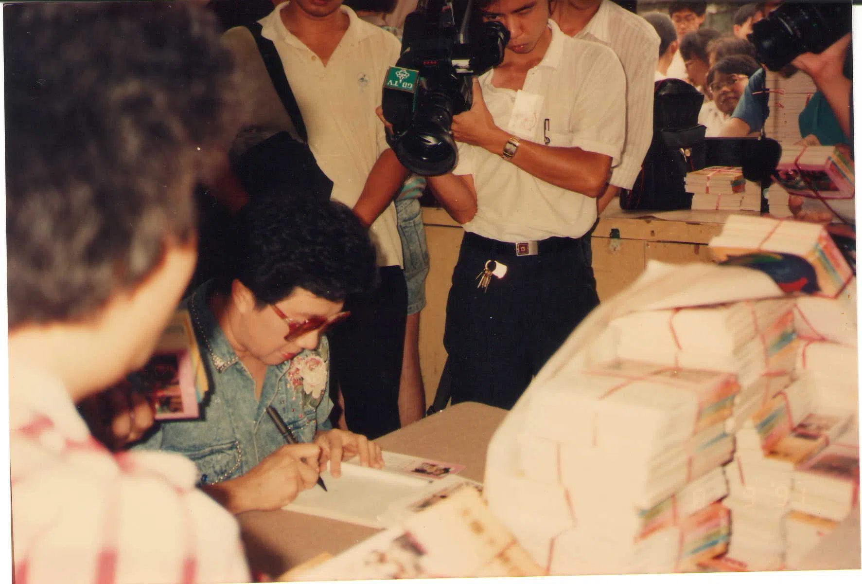 1991年，尤今在广州全国书市办签售会。（尤今提供）