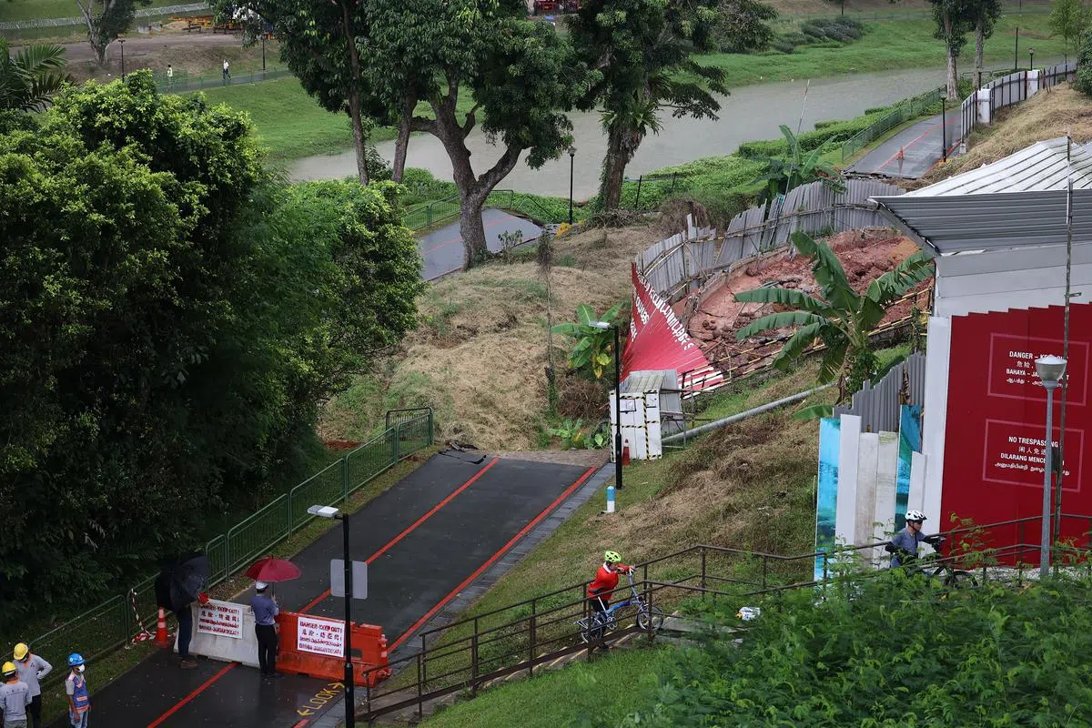 受泥泻事件影响的乌鲁班丹公园连道被封锁，当局呼吁公众暂时避开事发地区。（陈渊庄摄）