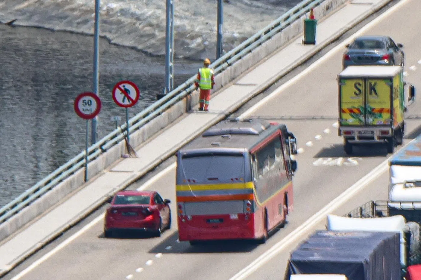 马国当局不久前在新柔长堤靠近新山关卡处换上新的“禁止行人通行”和“限制时速50公里”路牌。（联合早报）