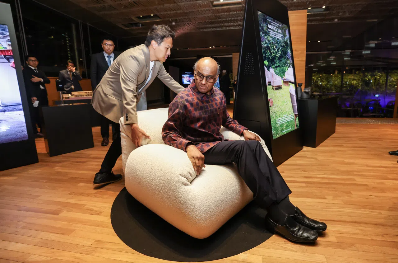 尚达曼总统（右）亲身测试陈思进为Herman Miller设计的沙发。（陈斌勤摄）
