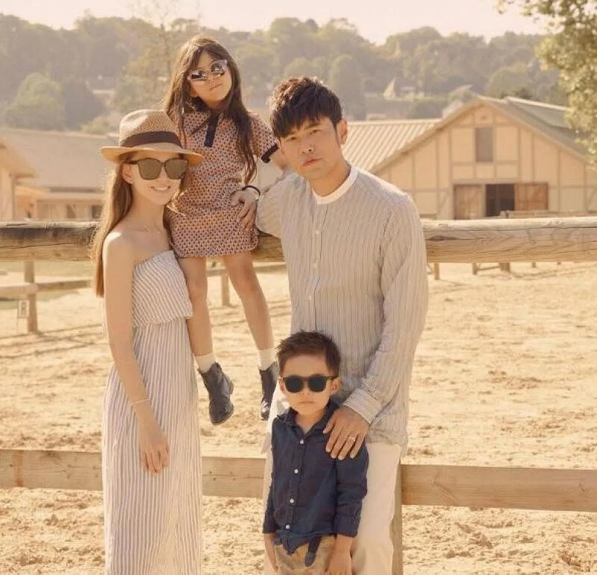 周杰伦和昆凌除了7岁女儿Hathaway和5岁儿子Romeo，今年5月迎来第三个宝宝，是一个女儿。（取自周杰伦IG）