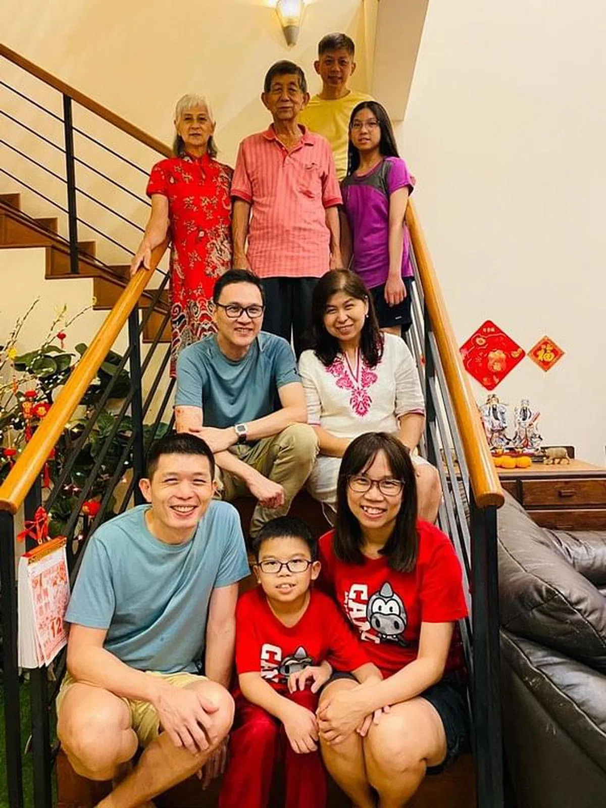 温国贤（前排左）会趁着春节假期多陪伴家人。图为温家去年农历新年拍摄的全家福。（受访者提供）