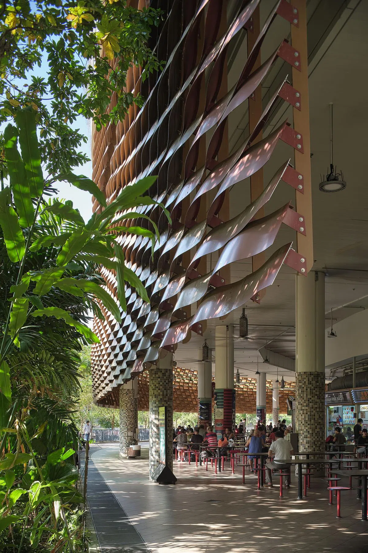 白沙中熟食中心的编篮外观识别性高，还可提供良好的自然采光和防雨防晒。（王猷和摄）
