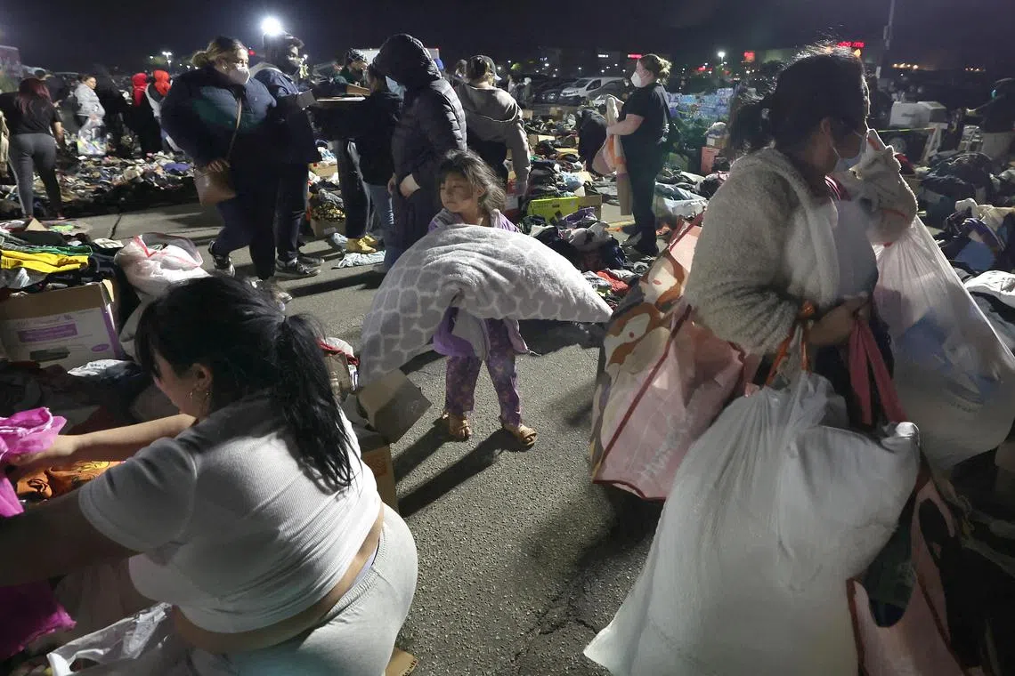 伊顿山火导致洛杉矶大量民众疏散，图为灾民在一个物资派发中心领取补给和衣物。（路透社）