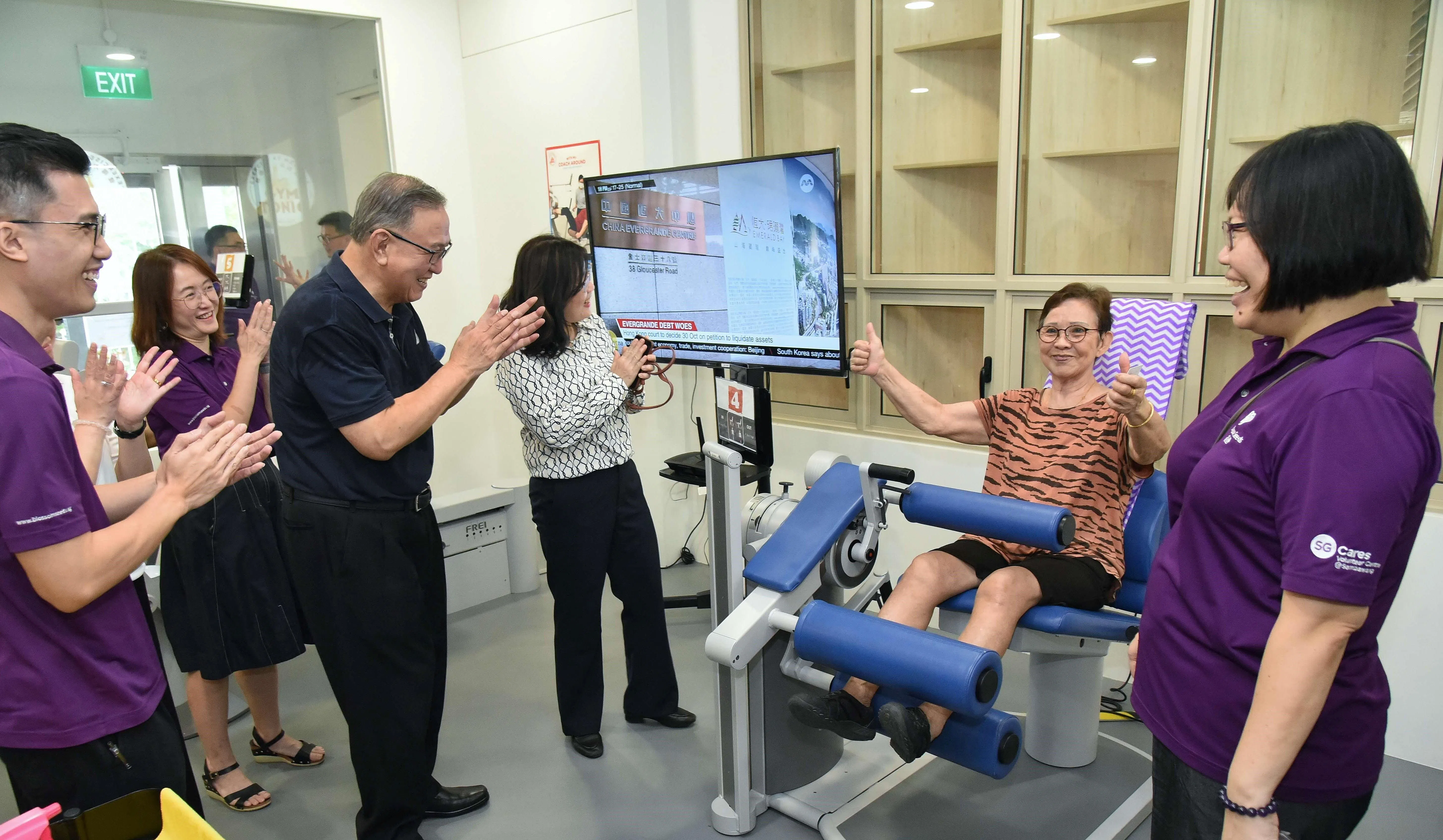 年长者与孩童是余福金最关心的群体。图为他到活跃乐龄站与乐龄人士交流。（ Blossom Seeds福善提供）