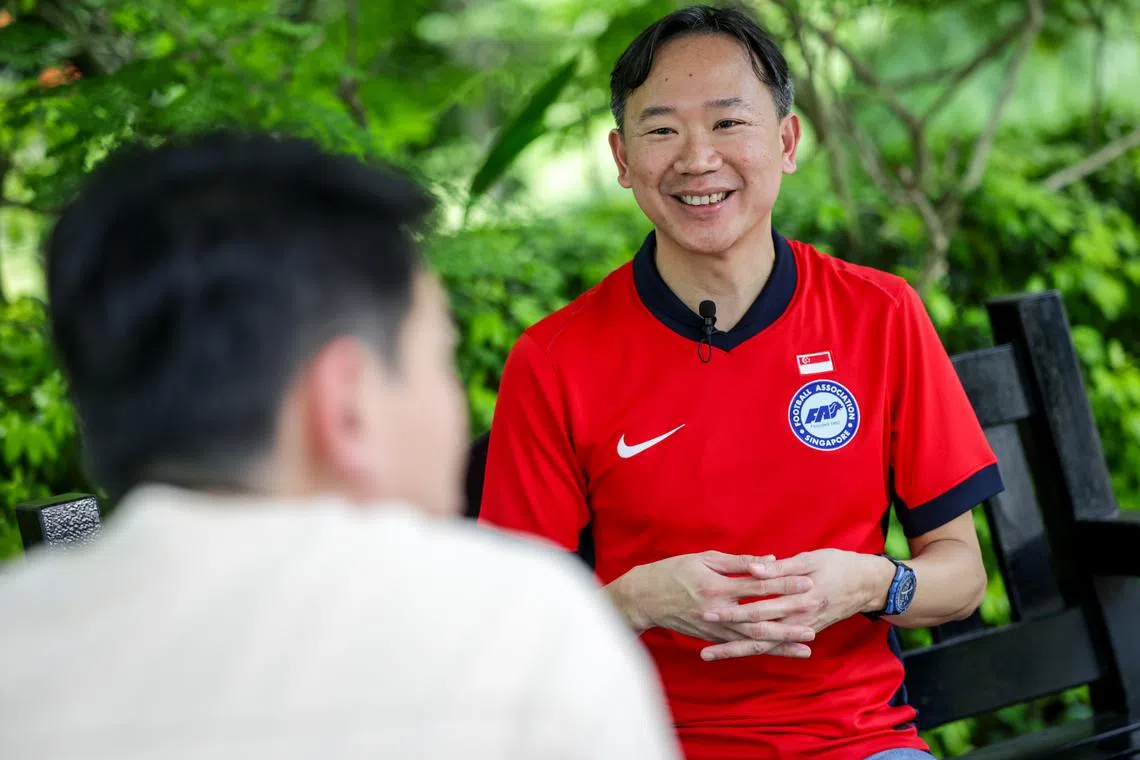 工人党的代表色是蓝色，王锐斌博士为何穿着红色球衣上镜？（视频截图）