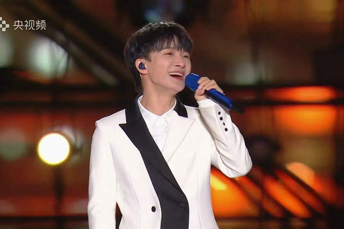 周深年纪小得多，却“压番”谭咏麟、李克勤。（视频截图）