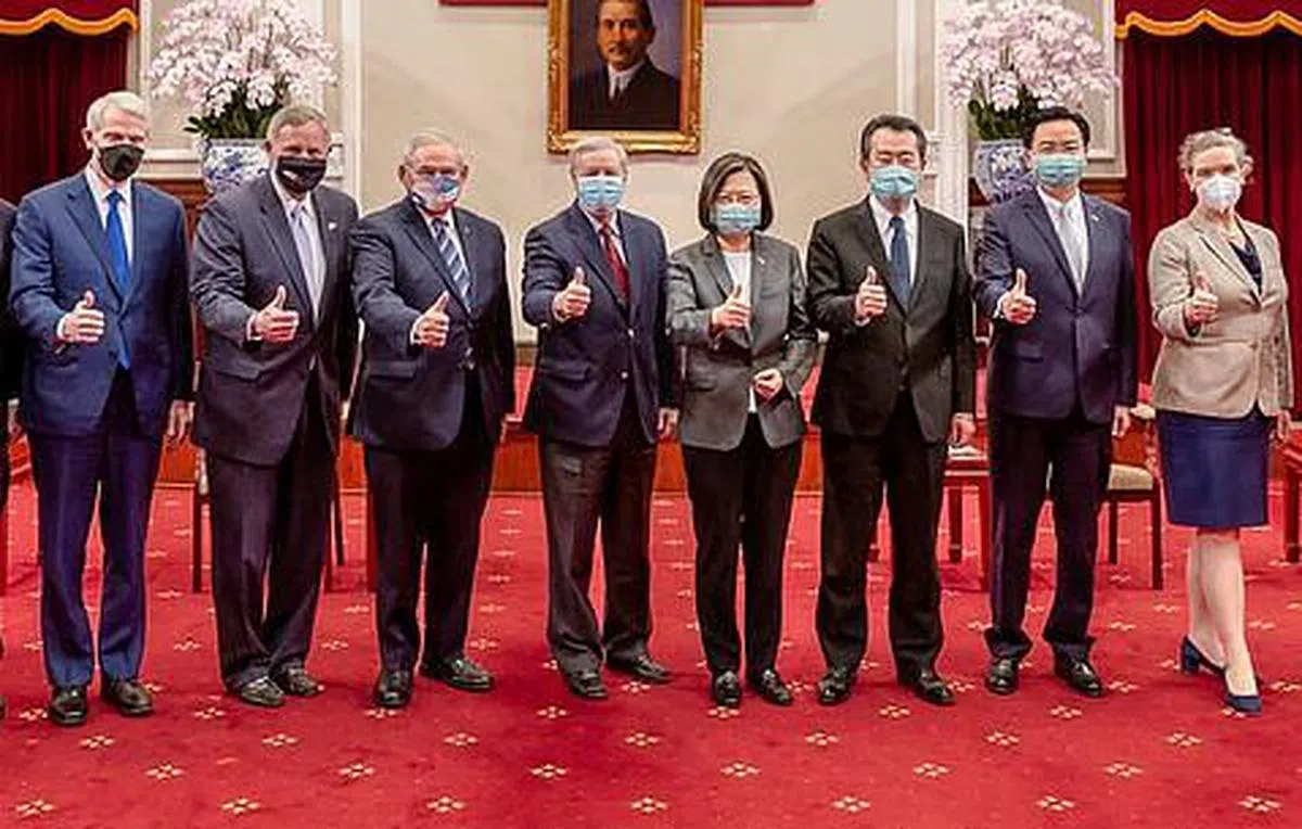 台湾总统蔡英文（右四）今年4月15日接见到访的美国联邦参议院预算委员会共和党首席议员格雷厄姆（左四）一行。（台湾总统府官网）