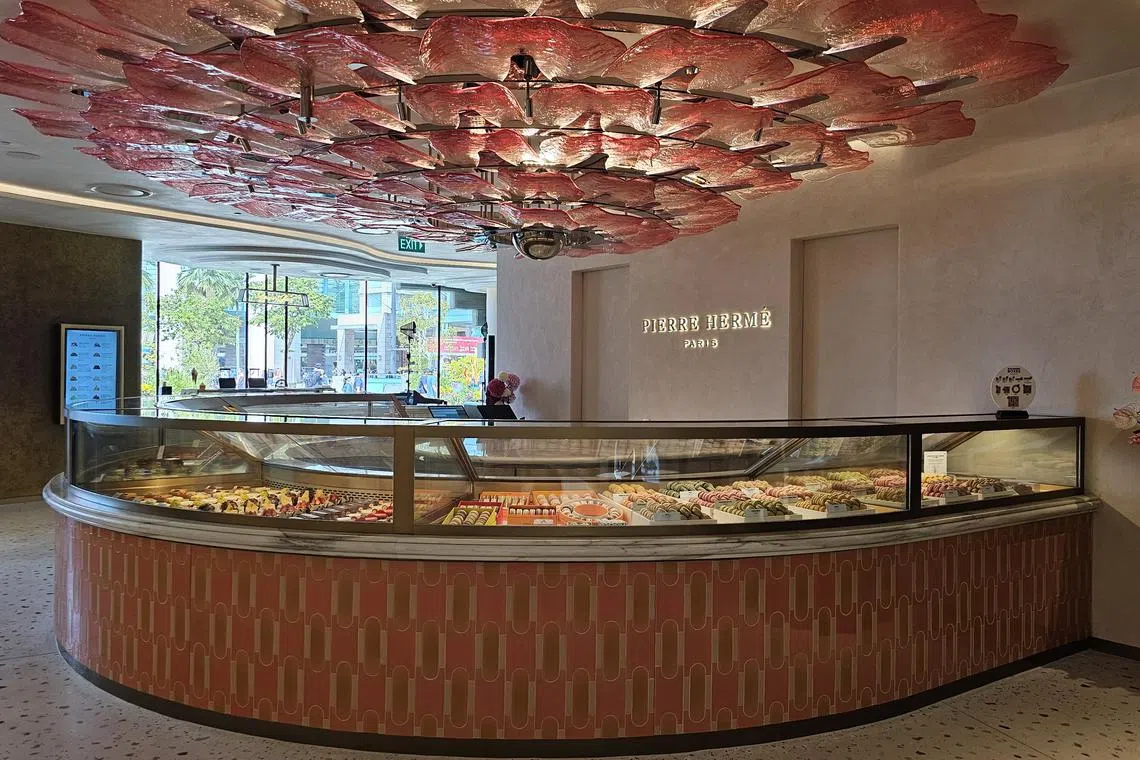 在新加坡的埃尔姆专门店，除了招牌马卡龙，还有雪糕、巧克力、烘焙品等。（黄亿敏摄）