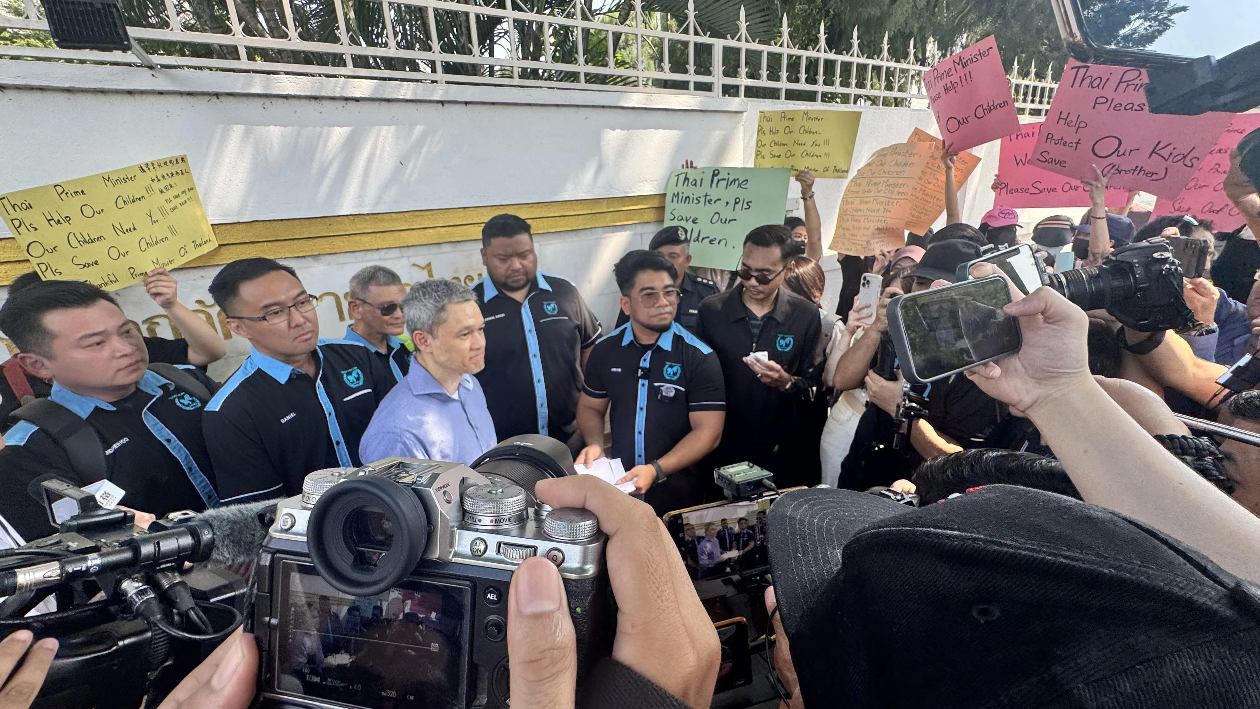 马来西亚国际人道主义组织上星期联同家属到泰国驻马国大使馆，向泰国代表提交电诈案受害者的名单，希望泰国政府协助救出马国公民。（萧郡瑜摄）