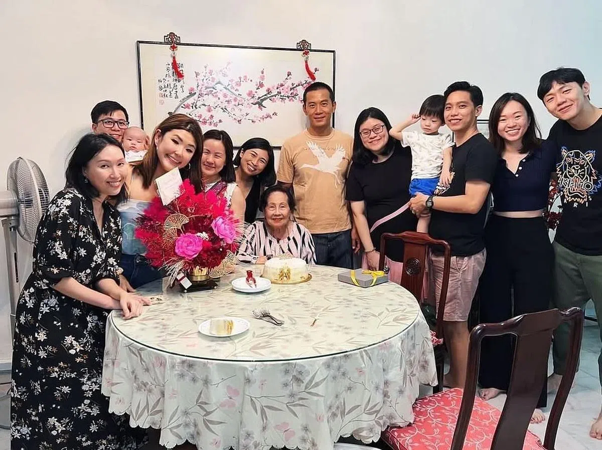 戚玉武出席了91粉丝Mrs Lee（前排坐着）的生日会。（取自艺人IG）