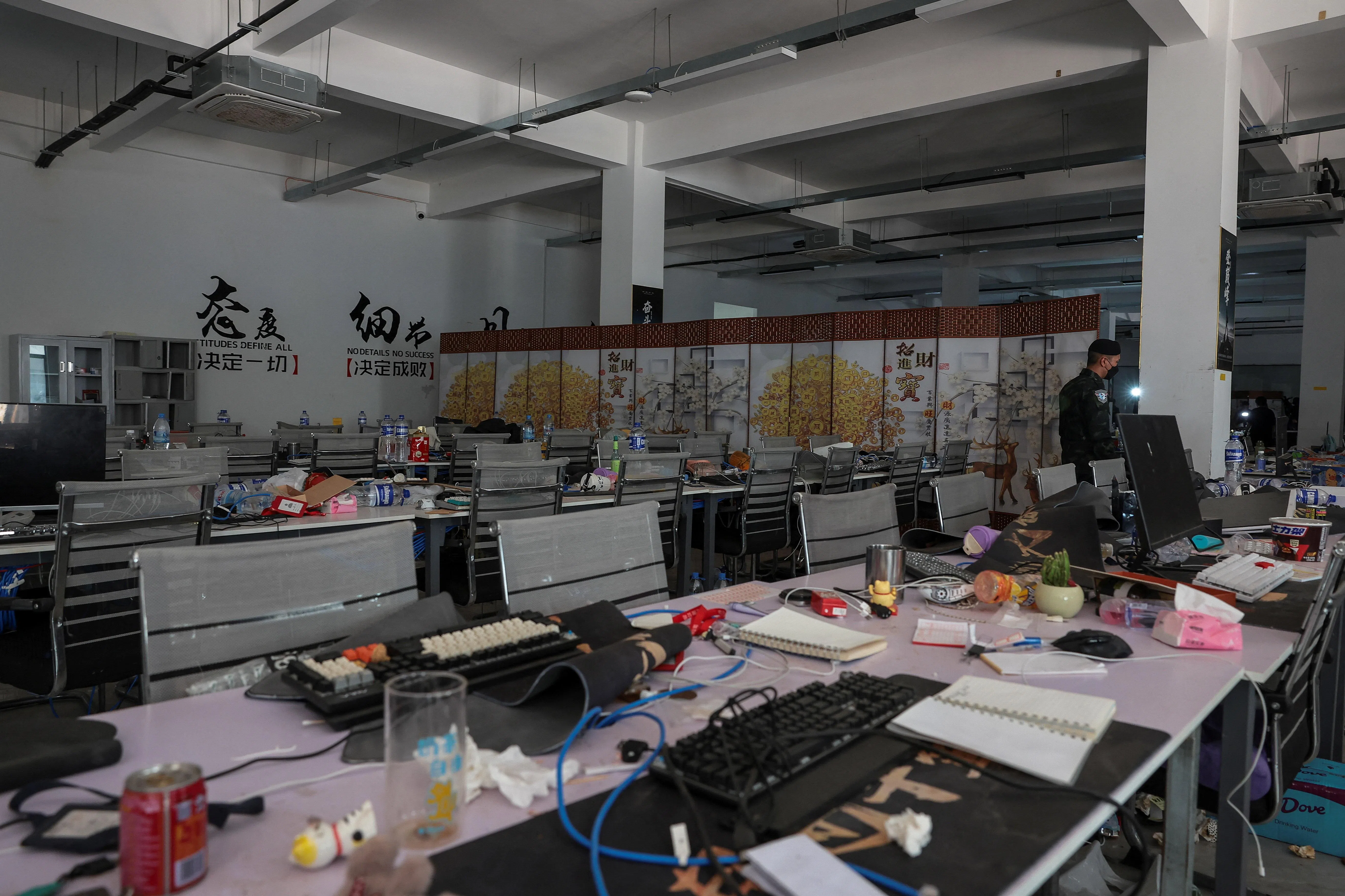 诈骗园区的办公场所内发现大量用中文、日文、越南文和英文编写的手册，以及实施各类诈骗的指导说明。（路透社）