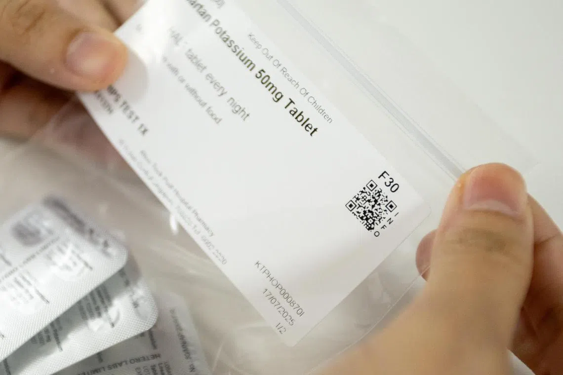 国立健保集团旗下医院和综合诊疗所的药物标签上，将陆续出现QR码，只要用手机扫描，就能观看一段由人工智能生成的视频。视频中，“虚拟药剂师”以本地口音的英语、华语、马来语和淡米尔语，仿佛“面对面”地讲解药物的主要作用、用法和潜在副作用。（特约摄影李姿仪）