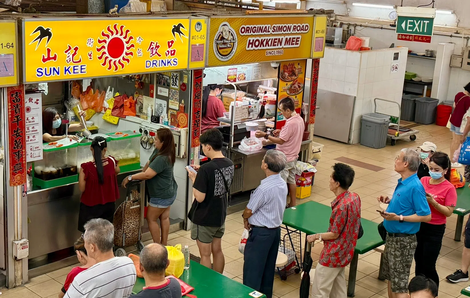 山记饮品生意红火，摊位前几乎天天大排长龙。（萧康达摄）