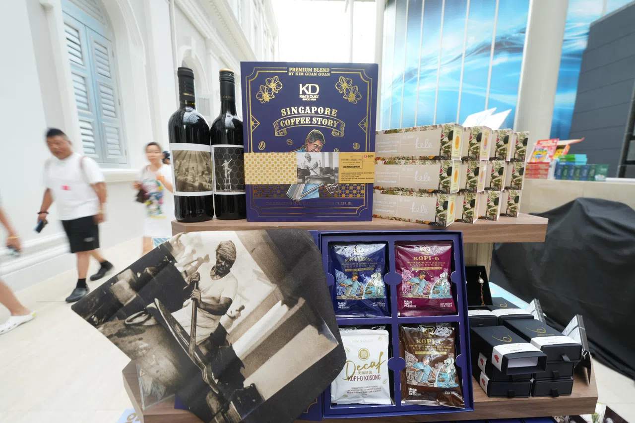 传统南洋袋装咖啡品牌Kim’s Duet采用雷福胜一幅鲜少人知的印度厨师照片配对他们的盒装咖啡袋。（谢智扬摄）