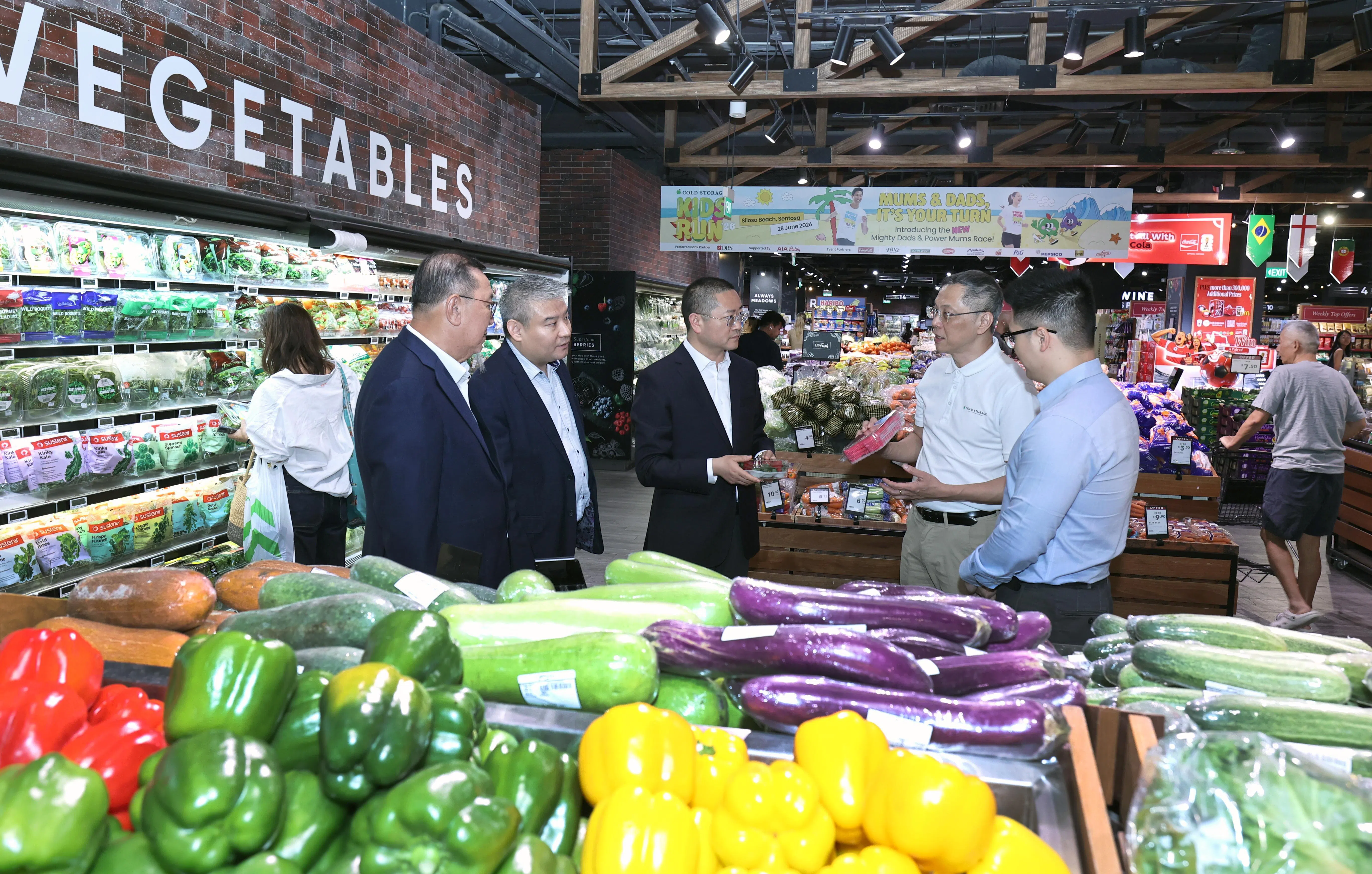 人工智能在零售场景的应用涵盖多个层面，包括更精准地采购、补货与调整库存，让货币供应更加稳定。左起为冷藏公司董事叶庆法、多点数智东南亚区域董事总经理李逊、多点合伙人及首席战略官任中伟、冷藏公司董事总经理林文聪，以及多点高级交付总监陈德铭。（周国威摄）