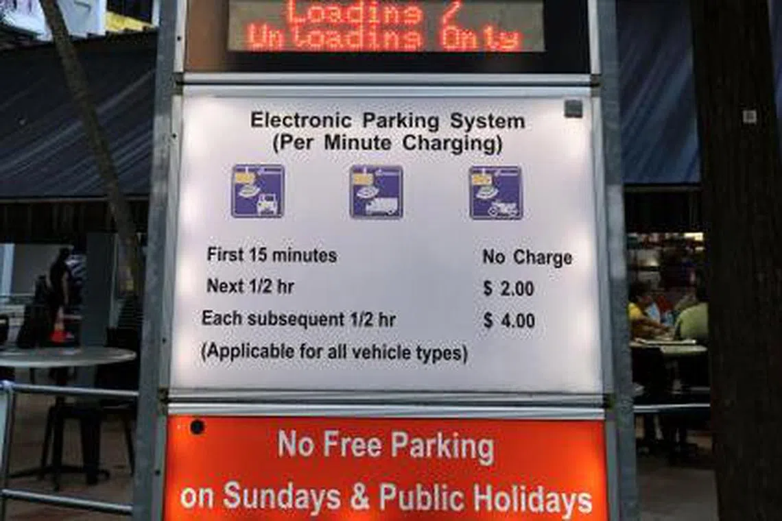 停车场入口处的告示显示，首15分钟免费停车，30分钟后开始收费，第一个半小时收费两元，之后每半小时停车费为四元。（庄耿闻摄）