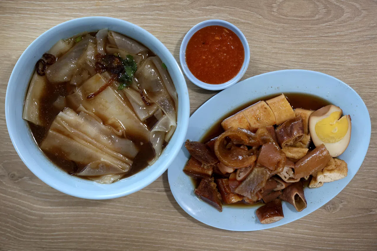 粿汁套餐粿片软滑，套餐配料包括：大肠，小肠，鱼饼，三层肉，猪皮，卤蛋和豆腐皮等。（龙国雄摄）