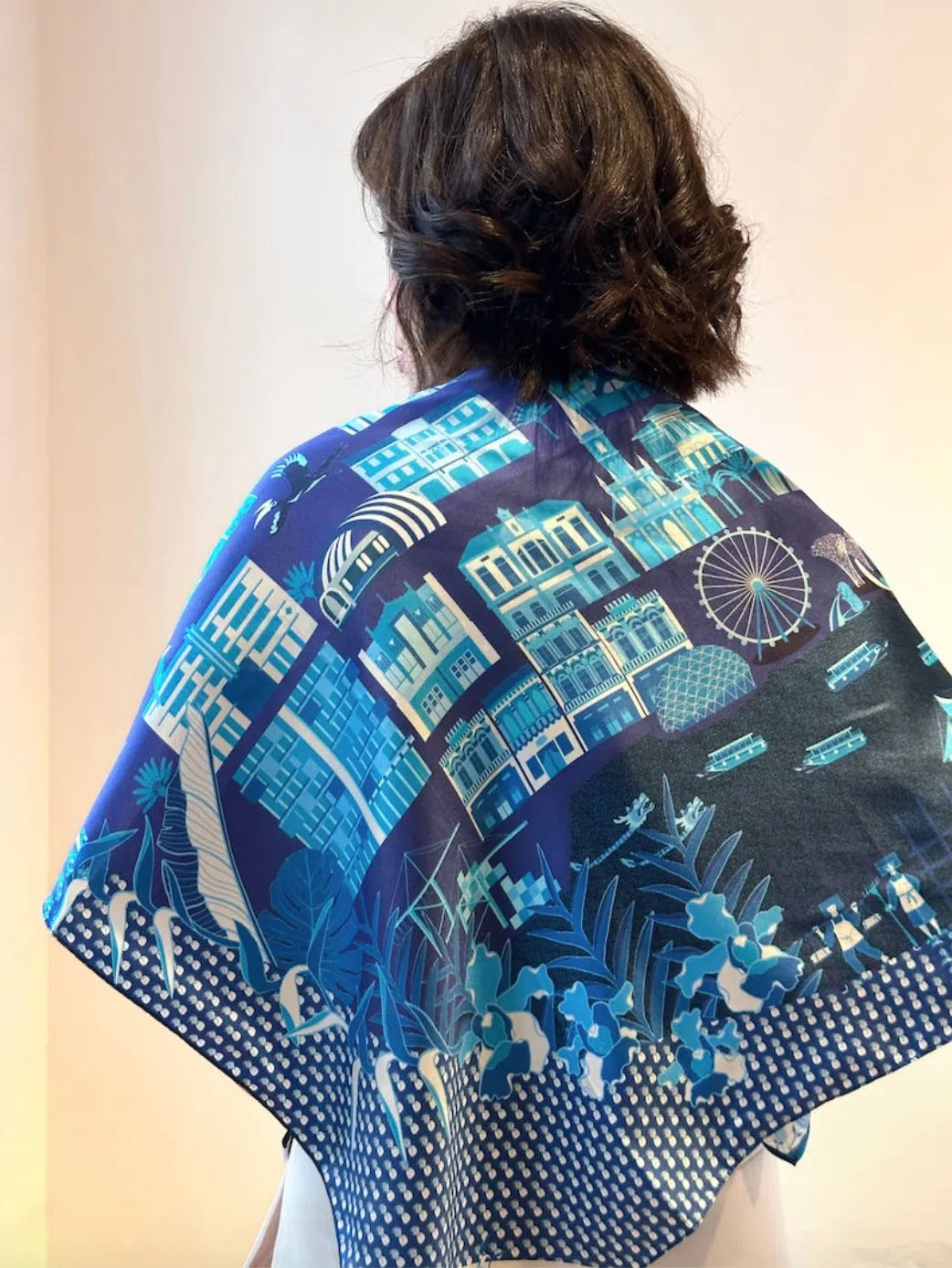 蓝色大型丝巾，将新加坡最怦然心动的景象尽收框中。（Binary Style提供）