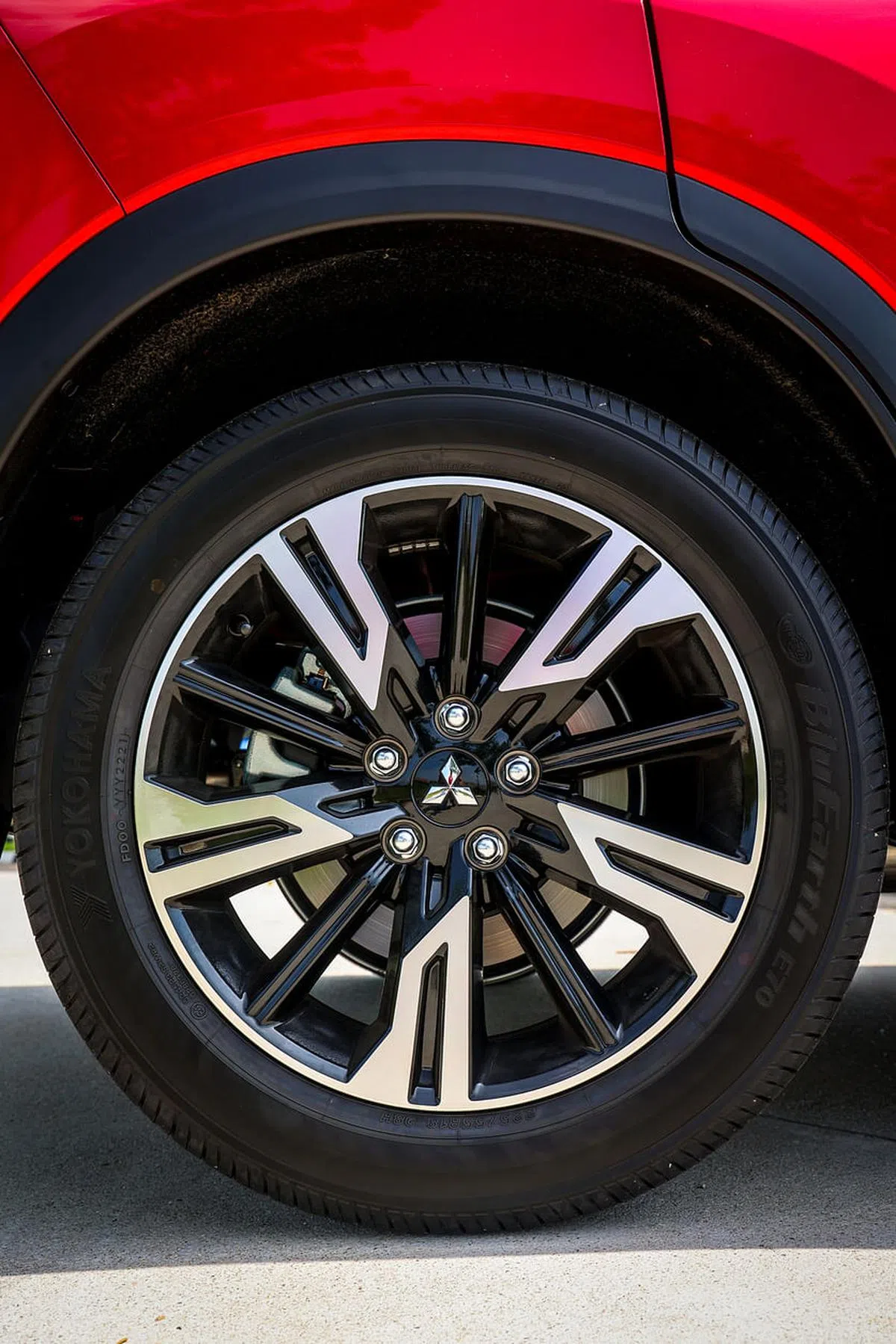 车子的避震效果好，配上18英寸的铝轮，如虎添翼。