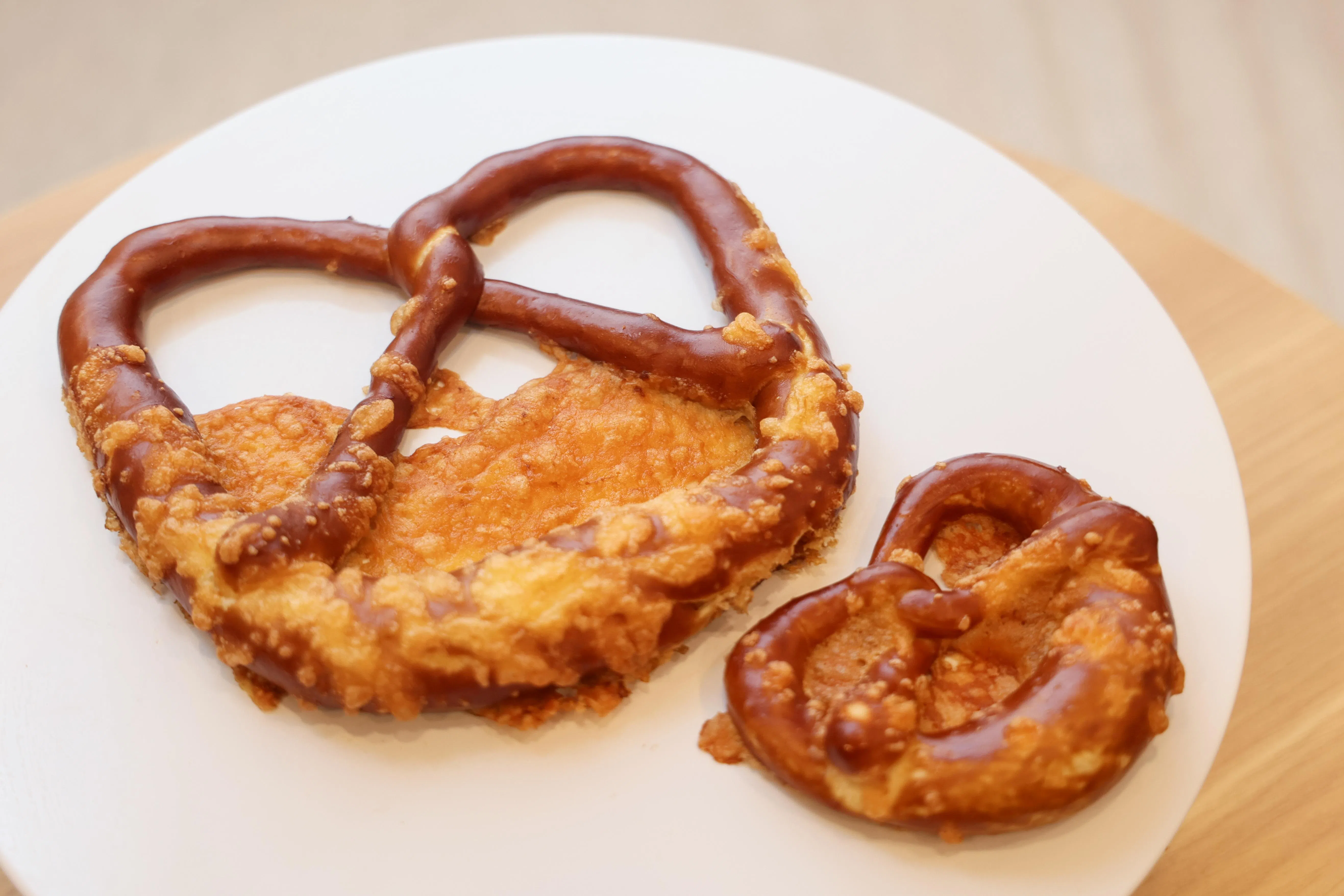 芝士口味的德国碱水面包有大小选择。（卓祾祎摄）