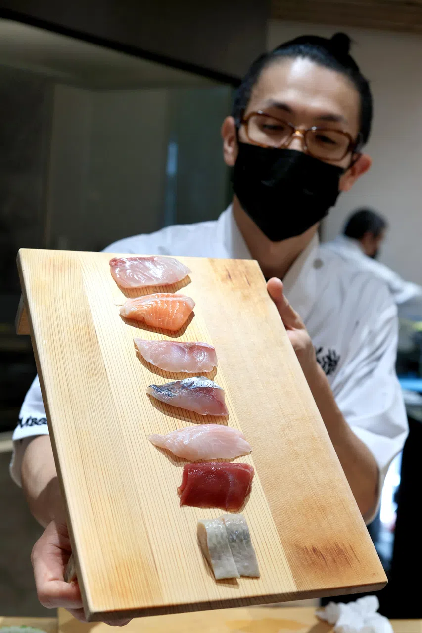 寿司按生鱼片从清淡至重口味的顺序出场（上至下）。（龙国雄摄）
