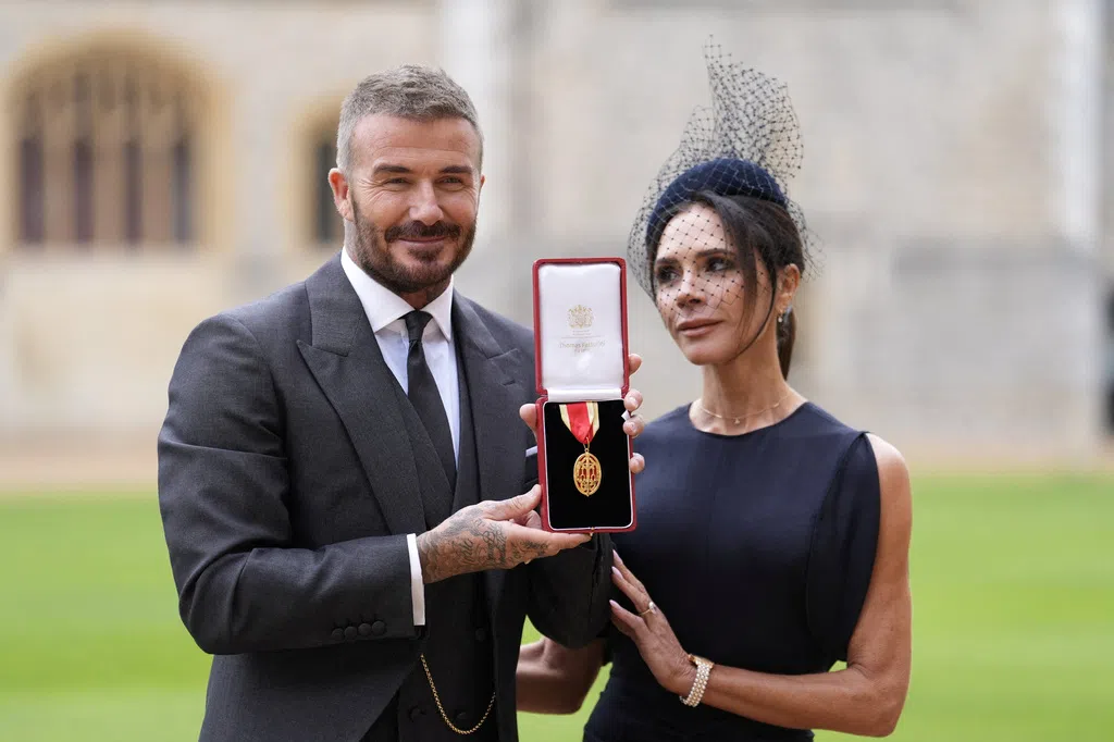 David Beckham获封爵位 爱妻亲手为他缝制西装