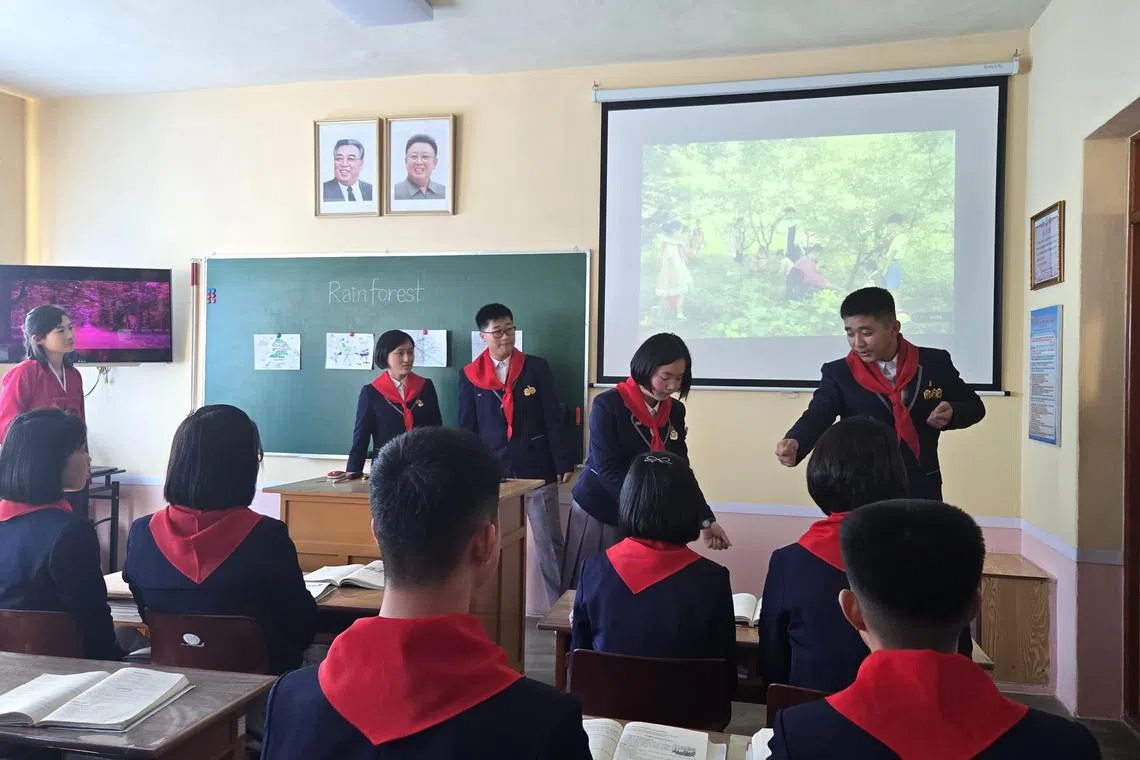 刘保罗参观了朝鲜罗先市一所外语学校，并到课室里旁听。该校学生主要学习俄罗斯语、华语和英语。（受访者提供）