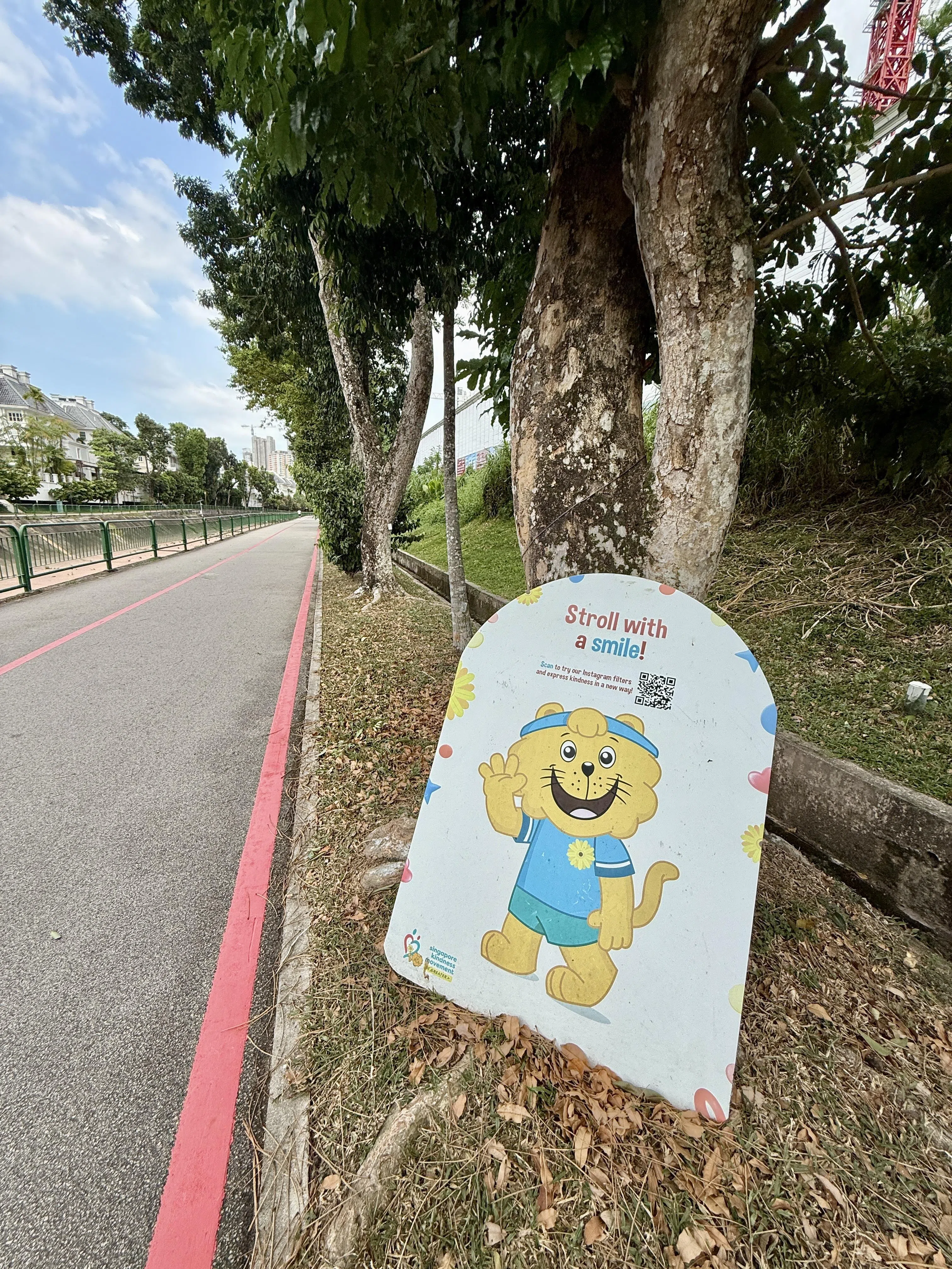 配合礼貌运动诞生的“新雅”（Singa the Courtesy Lion）现身乌鲁班丹公园连道，提醒我们散步时面带微笑。（陈映蓁摄）