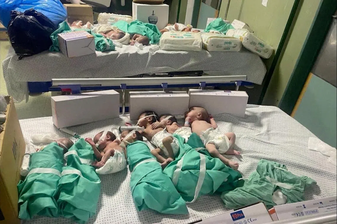 过去三天，加沙希法医院至少有34名住院病人死亡，其中七名是婴儿，主要是保温箱没电、鲜奶没法灭菌。路透社取得的视频截图显示，医护人员把早产儿从保温箱转移到病床上，并设法为他们保暖和维持生命。（路透社）