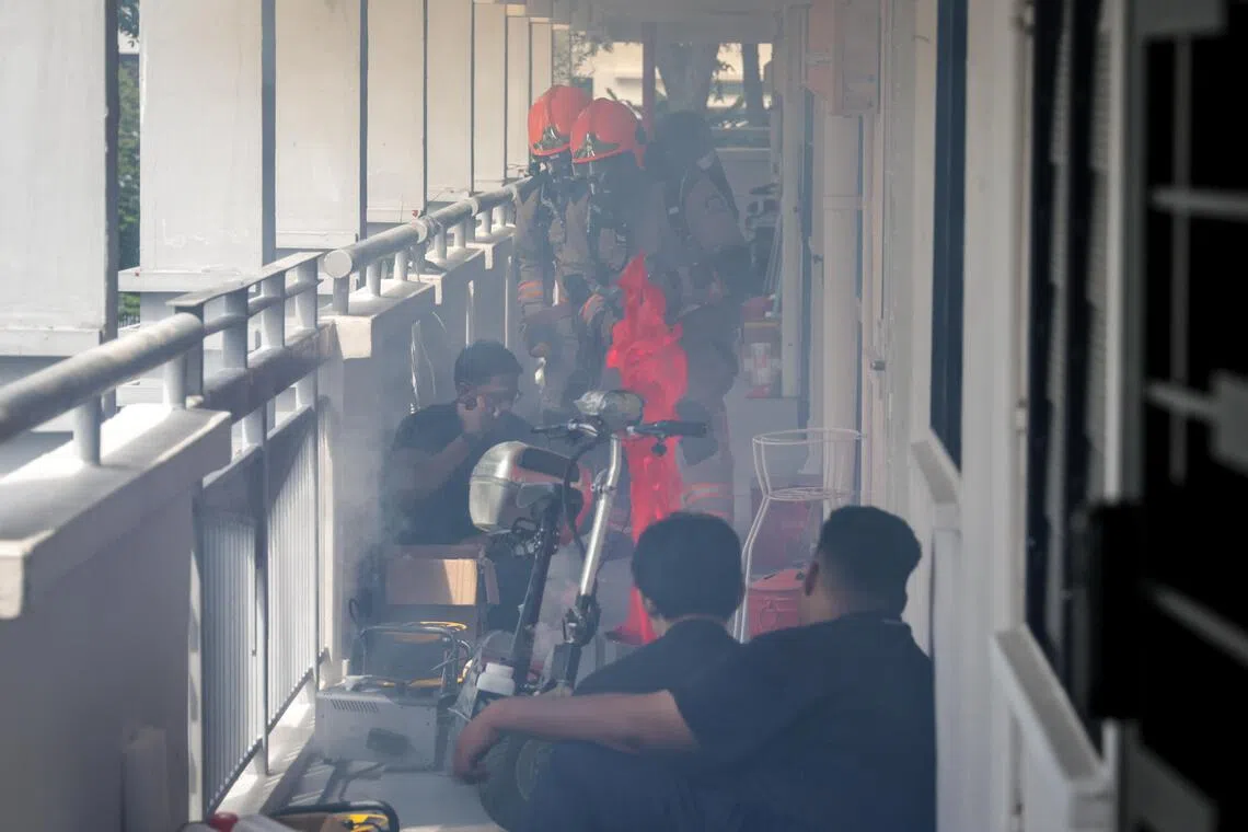 今年至今发生多起住家火患，尤其是个人代步工具起火事件。国家发展部长徐芳达致辞时，呼吁公众购买正规的个人代步工具，且不应改造里头的电池，否则容易过热起火。（叶振忠摄）