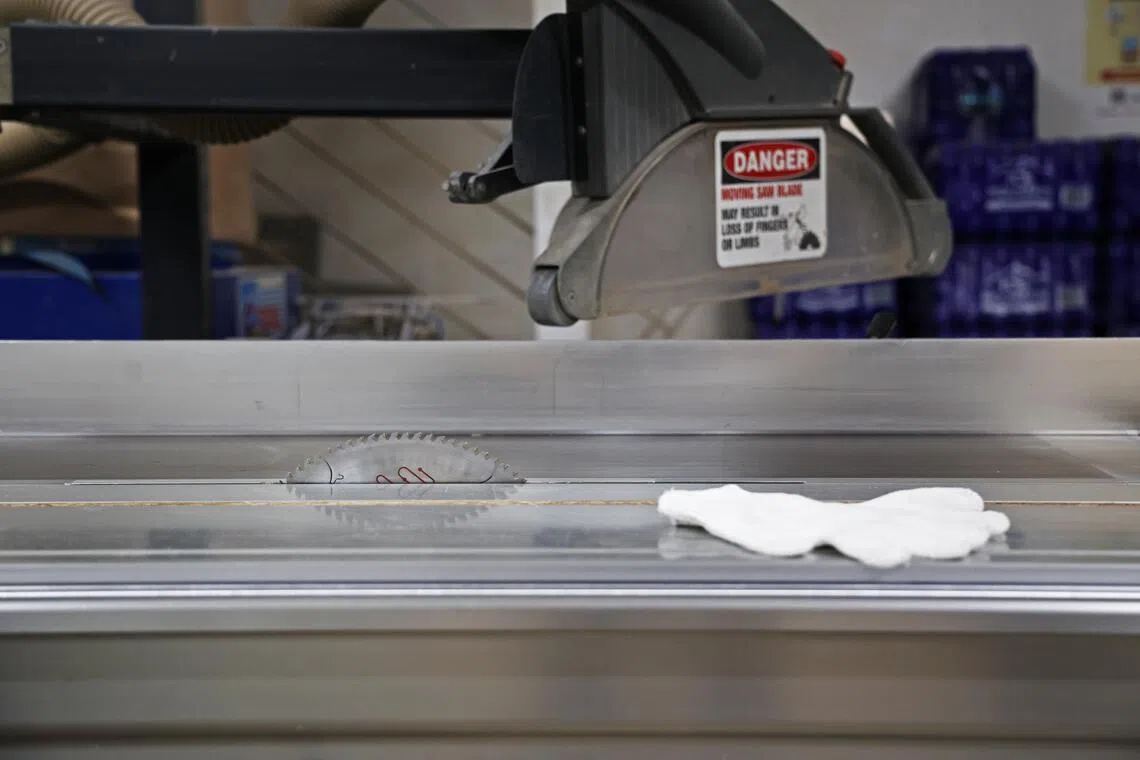 圆锯设备暴露在外可能会导致工人严重受伤。（陈渊庄摄）