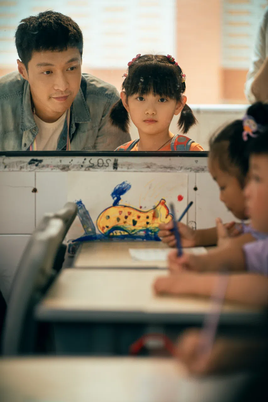 张艺兴（左）和李珞桉（右）在《不说话的爱》诠释动人父女情。（嘉华院线提供）