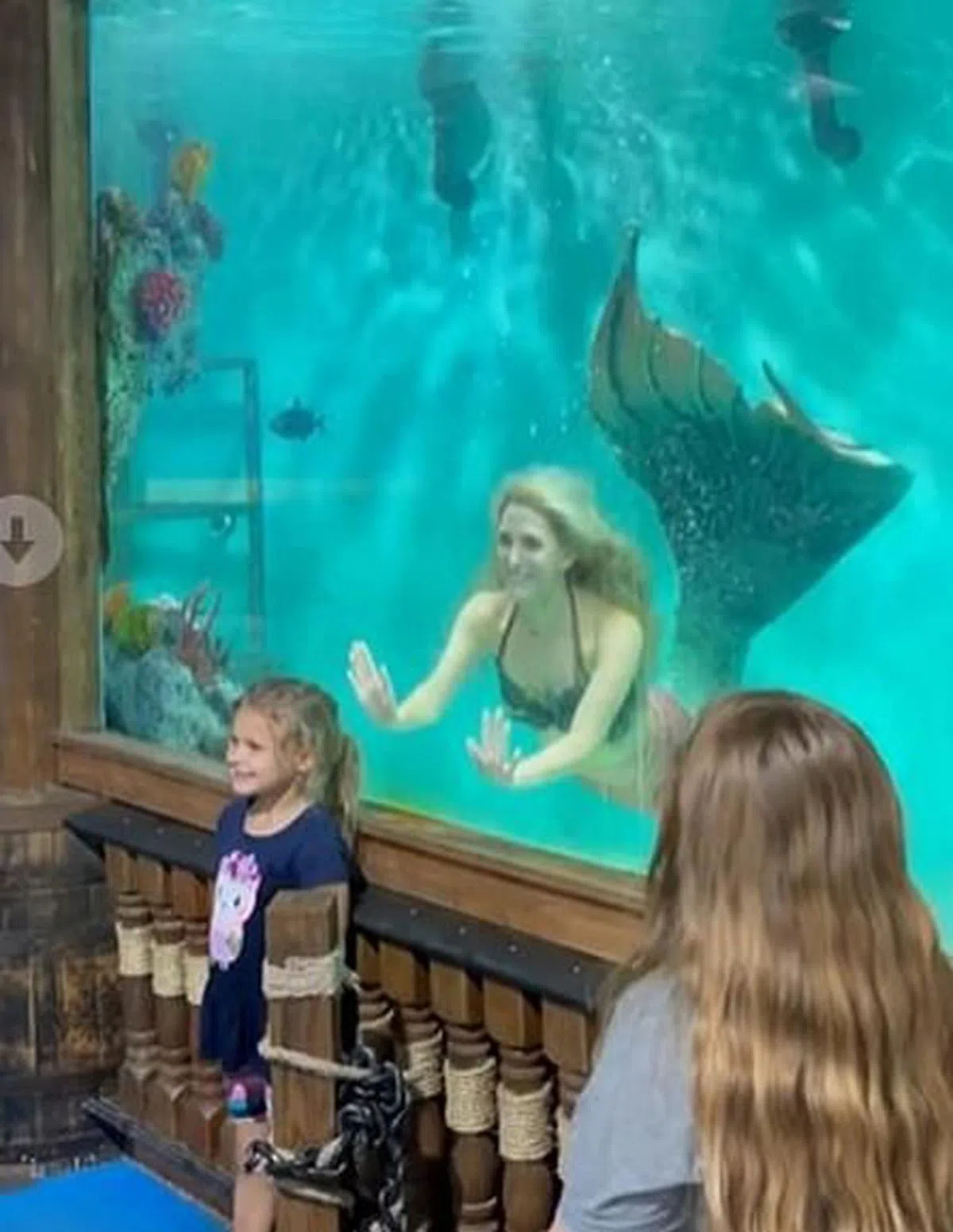 水族馆的专业美人鱼和小女孩的合照，是年度点赞数第9名。（IG） 